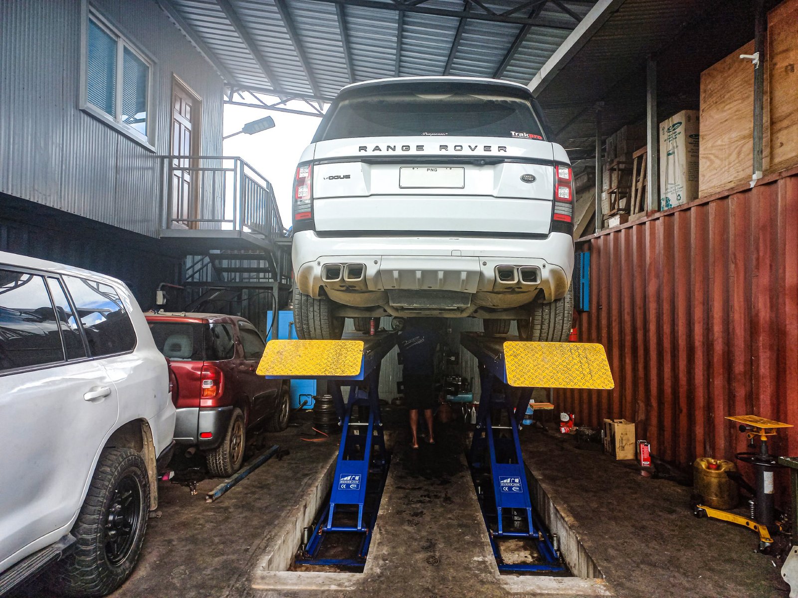 Fast Motor Service Workshop - 2 Fast Motors Ltd